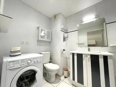 Salle de bains dans l'établissement Studio confortable avec balcon et parking à Vieux-Boucau - FR-1-379-175