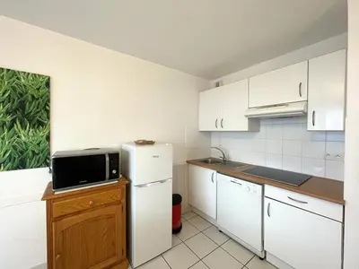 Cuisine ou kitchenette dans l'établissement Studio confortable avec balcon et parking à Vieux-Boucau - FR-1-379-175