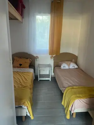 Un ou plusieurs lits dans un hébergement de l'établissement chalet T4 ondres piscine et tennis
