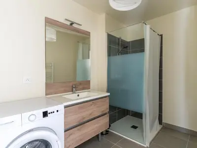 Salle de bains dans l'établissement Appartement Neuf 3* à 2 Pas de l'Océan à Mimizan, 5 Pers, Balcon, Parking - FR-1-50-132