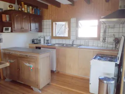 Cuisine ou kitchenette dans l'établissement Maison 120 M2, location saisonnière, proche de l'océan.
