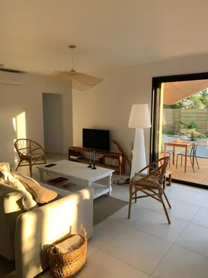 Télévision ou salle de divertissement dans l'établissement Maison en bois avec piscine proche de la plage