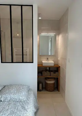 Un ou plusieurs lits dans un hébergement de l'établissement Maison en bois avec piscine proche de la plage