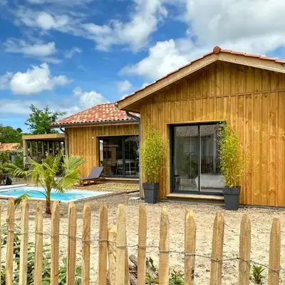 Maison en bois avec piscine proche de la plage