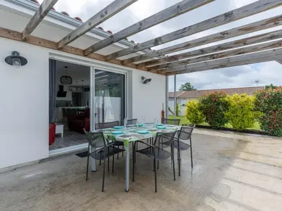 Balcon ou terrasse dans l'établissement Maison climatisée à Parentis-en-Born, 3 chambres, jardin, proche centre et activités, ménage inclus - FR-1-319-554