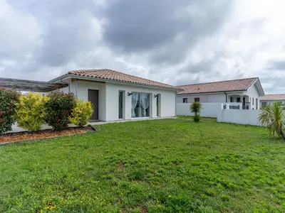 Jardin de l'établissement Maison climatisée à Parentis-en-Born, 3 chambres, jardin, proche centre et activités, ménage inclus - FR-1-319-554
