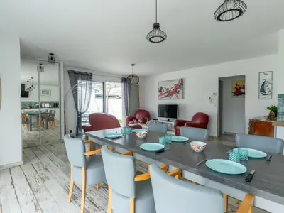 Télévision ou salle de divertissement dans l'établissement Maison climatisée à Parentis-en-Born, 3 chambres, jardin, proche centre et activités, ménage inclus - FR-1-319-554
