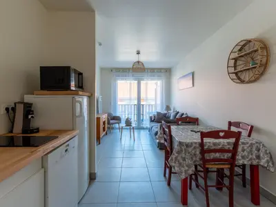 Cuisine ou kitchenette dans l'établissement Appartement Neuf à Mimizan Plage, à 500m de l'Océan, pour 4 Personnes avec Parking Privé - FR-1-50-133