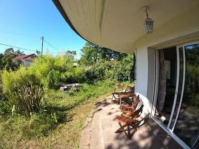 Jardin de l'établissement Surfhouse a proximité des spots de surf