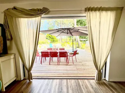 Balcon ou terrasse dans l'établissement Villa Les Pins, terrasse, piscine et jardin clôt, vue forêt