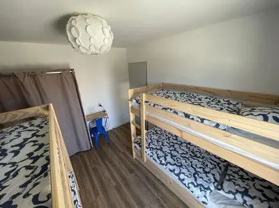 Un ou plusieurs lits dans un hébergement de l'établissement Villa Les Pins, terrasse, piscine et jardin clôt, vue forêt
