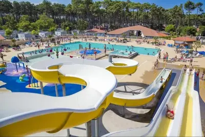 Piscine de l'établissement Grand Mobil Home Tout Confort pour 6 personnes - Camping Les Oyats 4 étoiles ou située à proximité