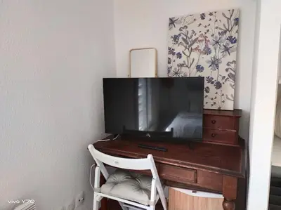 Télévision ou salle de divertissement dans l'établissement Jolie maison paisible, avec jardinet et parking