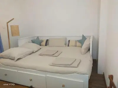 Un ou plusieurs lits dans un hébergement de l'établissement Jolie maison paisible, avec jardinet et parking
