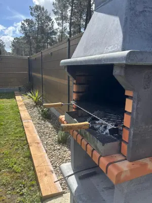 Barbecue disponible mis à disposition des clients de la maison de vacances