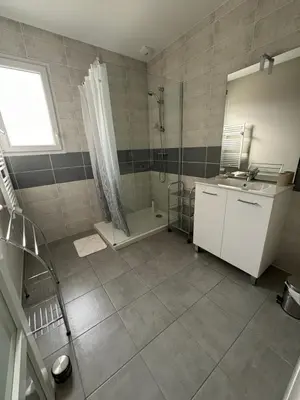 Salle de bains dans l'établissement Maison neuve classement 3 étoiles avec accès privé piste cyclable, 6 personnes