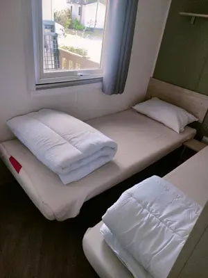Un ou plusieurs lits dans un hébergement de l'établissement Mobil home, camping 4* Lac privé