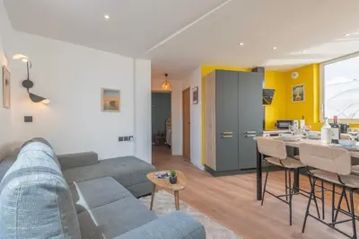 Cuisine ou kitchenette dans l'établissement Suites Kerlarros Clim et Parking face Gare et Port