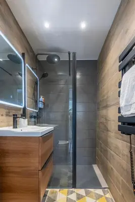 Salle de bains dans l'établissement Suites Kerlarros Clim et Parking face Gare et Port