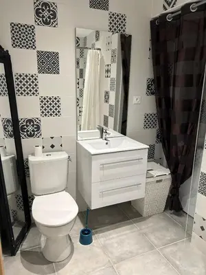 Salle de bains dans l'établissement La Mirella