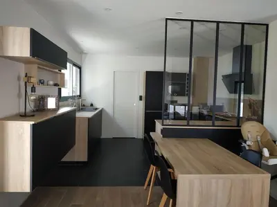 Cuisine ou kitchenette dans l'établissement Maison architecte neuve - piscine - 400m océan