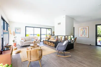 Coin salon dans l'établissement Maison architecte neuve - piscine - 400m océan
