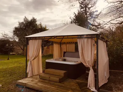Jardin de l'établissement Charmante maison familiale avec jardin et jacuzzi proche océan