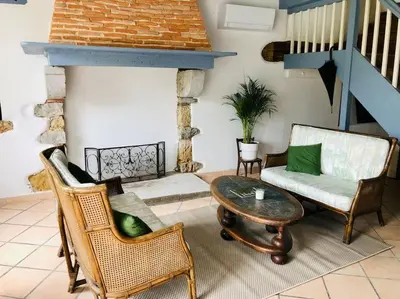 Coin salon dans l'établissement Charmante maison familiale avec jardin et jacuzzi proche océan