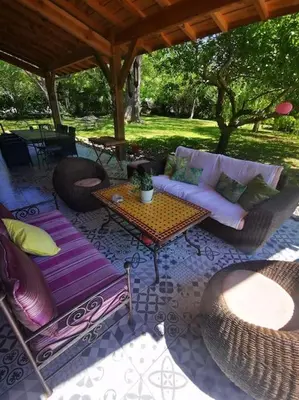 Coin salon dans l'établissement Grande maison bois entre océan et lac