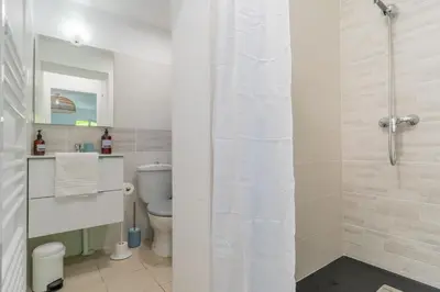 Salle de bains dans l'établissement Therjad - A deux pas du port de la Teste