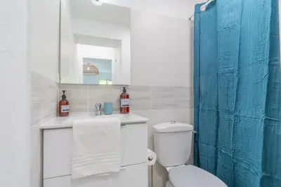 Salle de bains dans l'établissement Therjad - A deux pas du port de la Teste