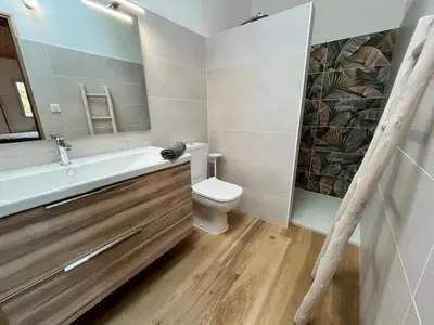 Salle de bains dans l'établissement La Cabane de Sofi Villa Cosy Piscine 8 PERS
