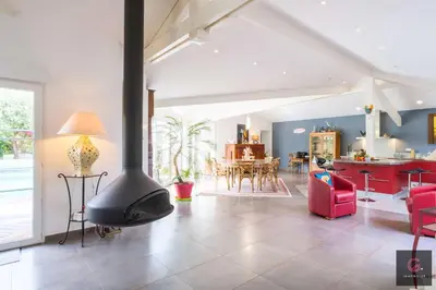 Coin salon dans l'établissement Villa avec piscine pour 8 personnes à Biscarrosse bourg