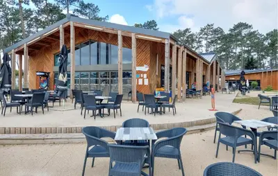 Restaurant ou autre lieu de restauration dans l'établissement Gorgeous Stacaravan