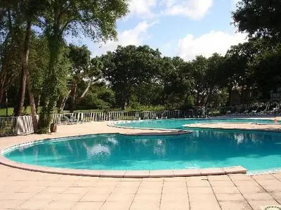 Piscine de l'établissement Maison les pieds dans l'eau, piscine et plage à pieds ou située à proximité