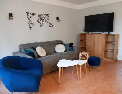 Télévision ou salle de divertissement dans l'établissement Maison les pieds dans l'eau, piscine et plage à pieds