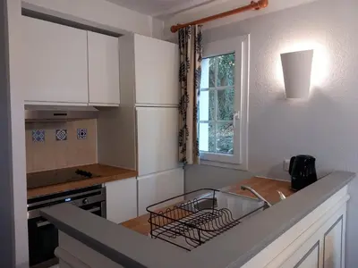 Cuisine ou kitchenette dans l'établissement Maison les pieds dans l'eau, piscine et plage à pieds