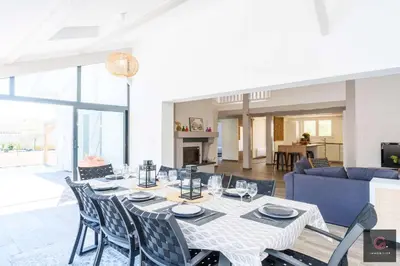 Coin salon dans l'établissement Biscarrosse Plage Villa avec piscine pour 12 personnes
