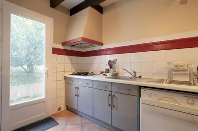 Cuisine ou kitchenette dans l'établissement La Maison de Michelle & Jean - pour 10p avec jardin