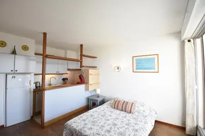 Cuisine ou kitchenette dans l'établissement Résidence Les Terrasses de Notre Dame, bel appartement avec vue sur l'entrée du port