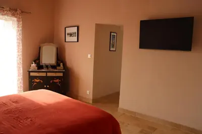 Télévision ou salle de divertissement dans l'établissement Ferme du Peyronin