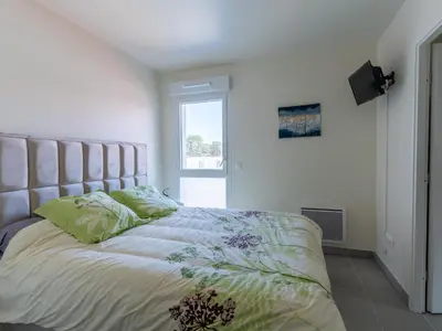 Un ou plusieurs lits dans un hébergement de l'établissement Bel appartement neuf à Mimizan Plage, 400m de l'océan, 2 étoiles, 4 pers, parking, balcon, tout équipé - FR-1-50-136