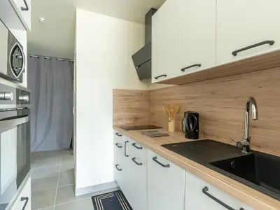 Cuisine ou kitchenette dans l'établissement Bel appartement neuf à Mimizan Plage, 400m de l'océan, 2 étoiles, 4 pers, parking, balcon, tout équipé - FR-1-50-136