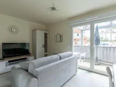 Télévision ou salle de divertissement dans l'établissement Bel appartement neuf à Mimizan Plage, 400m de l'océan, 2 étoiles, 4 pers, parking, balcon, tout équipé - FR-1-50-136