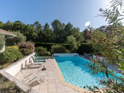 Piscine de l'établissement Villa familiale avec piscine chauffée, clim, 4 chambres, proche golf et plages - FR-1-319-565 ou située à proximité