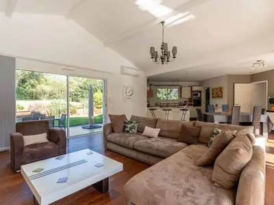 Coin salon dans l'établissement Villa familiale avec piscine chauffée, clim, 4 chambres, proche golf et plages - FR-1-319-565