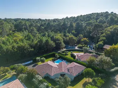 Piscine de l'établissement Villa familiale avec piscine chauffée, clim, 4 chambres, proche golf et plages - FR-1-319-565 ou située à proximité