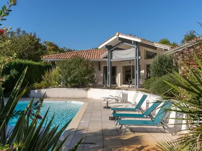 Piscine de l'établissement Villa familiale avec piscine chauffée, clim, 4 chambres, proche golf et plages - FR-1-319-565 ou située à proximité