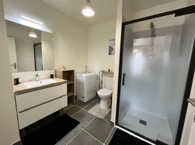 Salle de bains dans l'établissement Cabane la Luna 400m Ocean et forêt Cosy Confort