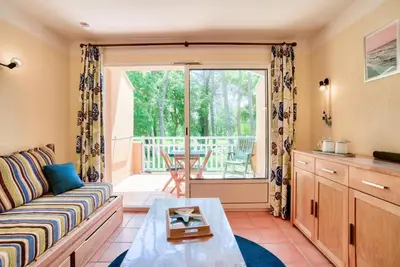 Coin salon dans l'établissement Le Domaine du Golf de Pinsolle - maeva Home - Appartement 2 pièces 3 personnes - Prestige MAE-4431